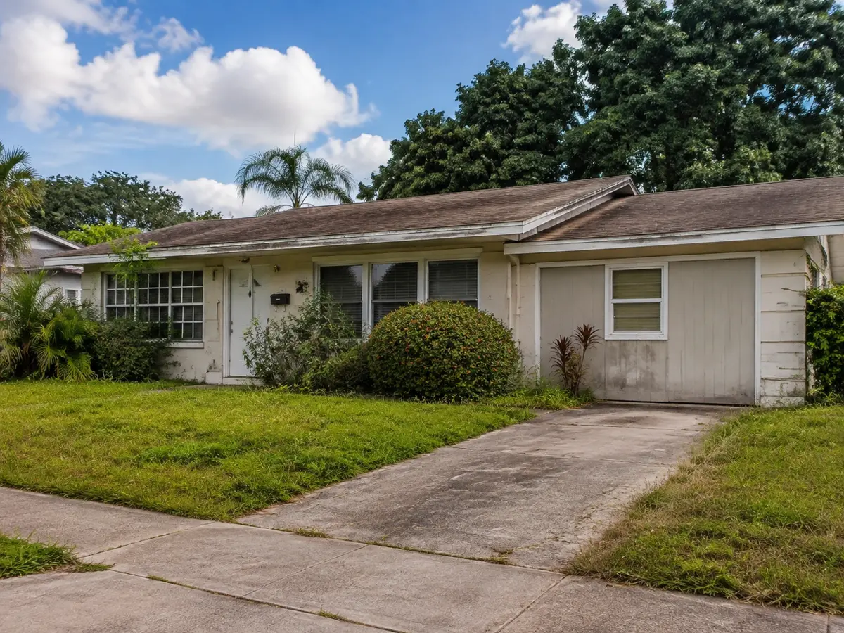 Florida house with deferred exterior maintenance
